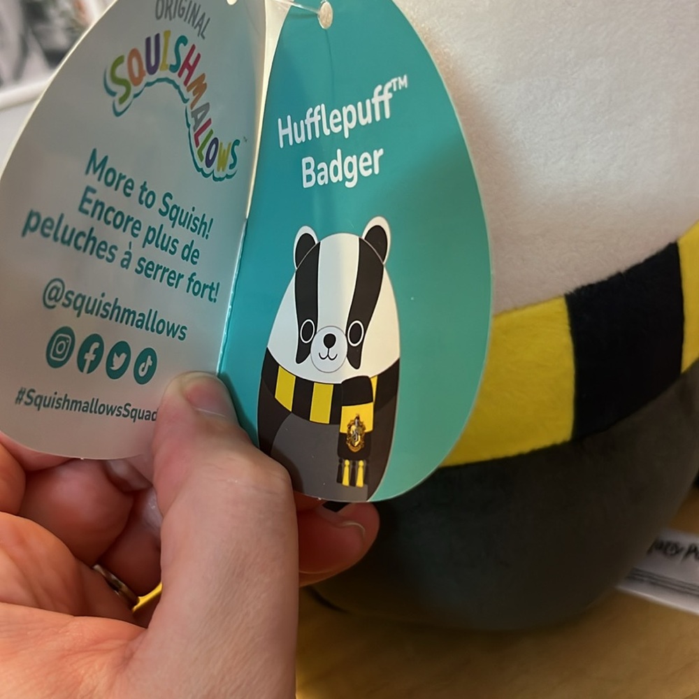 Squishmallows Hufflepuff Badger - Picture 4 of 4
